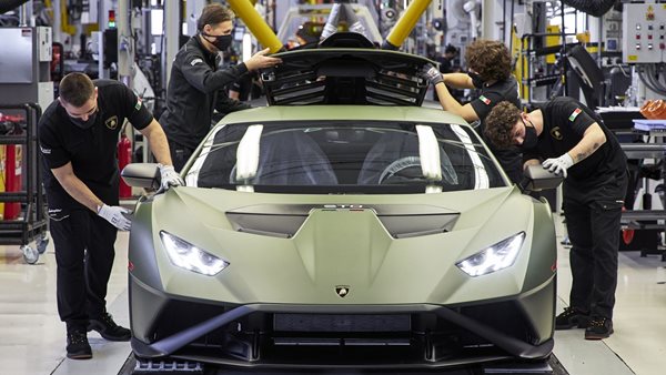 H Lamborghini και οι "ήρωες" των καλωδίων στην Ουκρανία