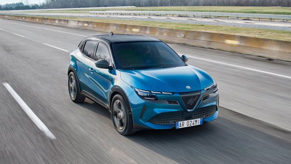 Η ηλεκτρική Alfa Romeo Junior πιο φθηνή στην Ελλάδα από την υβριδική