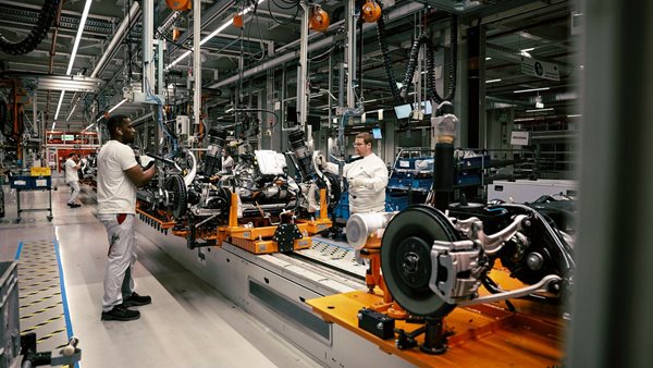 Μεγάλη διαδήλωση λόγω πιθανού κλεισίματος εργοστασίου ηλεκτρικών αυτοκινήτων