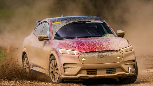 Ford Mach-E Rally: δείχνει πολύ άγριο σε χωμάτινες δοκιμές