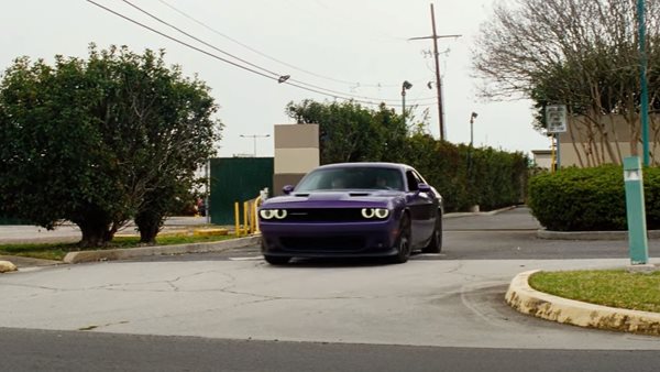 Η Emma Stone κάνει drift με Dodge Challenger Hellcat στη νέα ταινία του Λάνθιμου (video)
