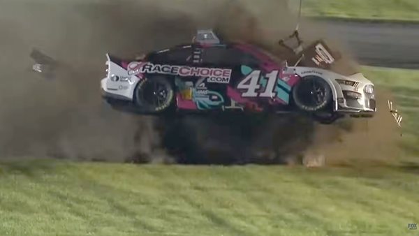 Video: Τρομακτικό ατύχημα σε αγώνα NASCAR