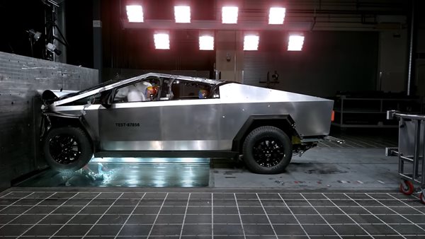Tesla Cybertruck: 5 αστέρια σε ένα τρομακτικό crash test (video)