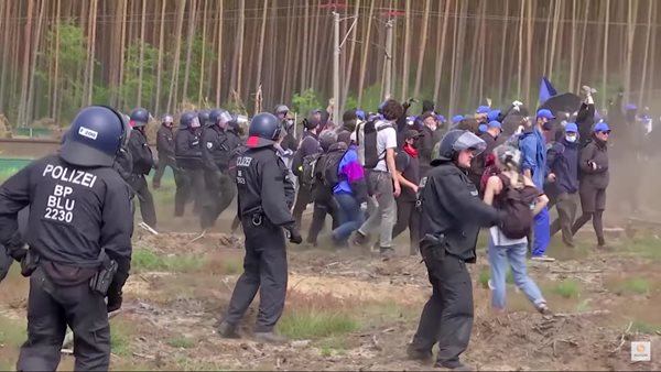 Διαδηλωτές προσπάθησαν να εισβάλουν στο Tesla Gigafactory του Βερολίνου (video)