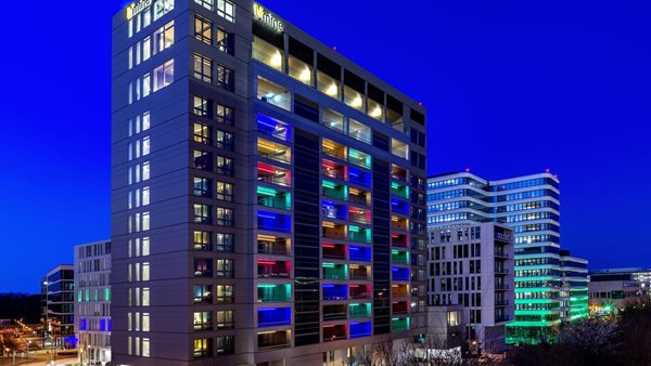 Σε αυτό το ξενοδοχείο παρκάρεις στο μπαλκόνι του δωματίου σου