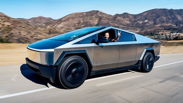 Οδηγούμε Tesla Cybertruck: Το ηλεκτρικό pick up της νέας εποχής είναι από ατσάλι