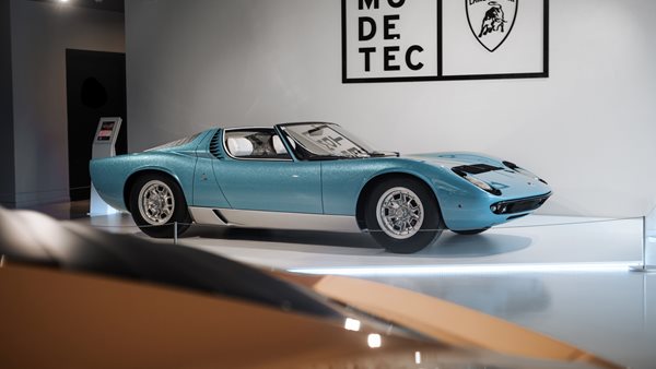 Lamborghini Miura Roadster: Μια ευκαιρία να την πλησιάσεις