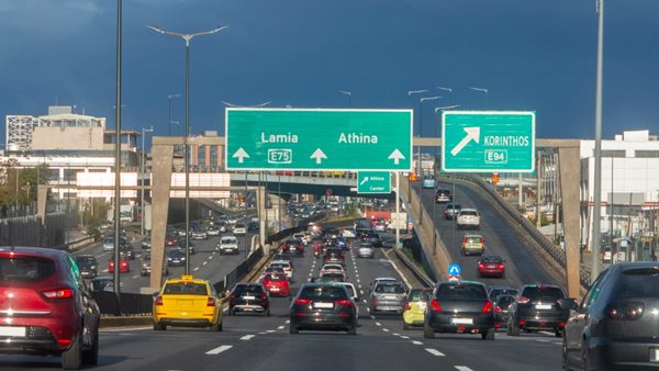 Στο "κόκκινο" οι δρόμοι: Μεγάλες καθυστερήσεις στον Κηφισό λόγω τροχαίου-Προβλήματα στην Αττική Οδό