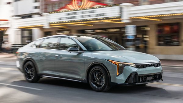 Αυτό είναι το νέο sedan της Kia, λέγεται K4 και αναπτύχθηκε στην Ευρώπη