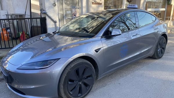 Ταξί Tesla κυκλοφορεί στη Λάρισα και κάνει θραύση
