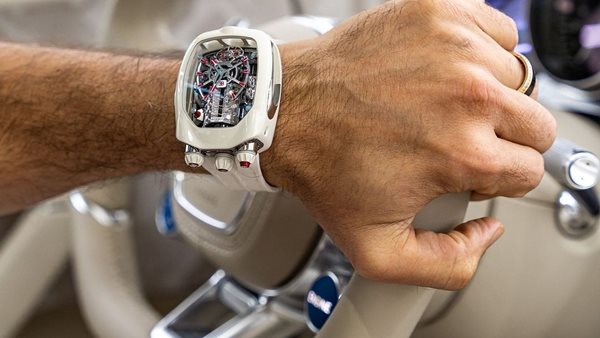 Ρολόι της Bugatti λειτουργεί με μικροσκοπικό W16