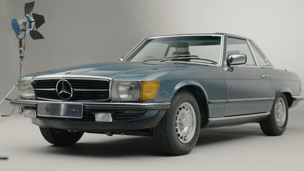 Στα 92 του πούλησε τη Mercedes 500SL που είχε ανέγγιχτη για 40 χρόνια (video)