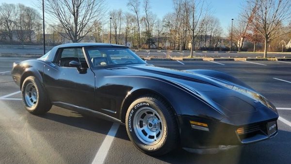 Αυτή η Corvette C3 κοστίζει όσο ένα καινούργιο Skoda Fabia. Ποιο θα έπαιρνες;