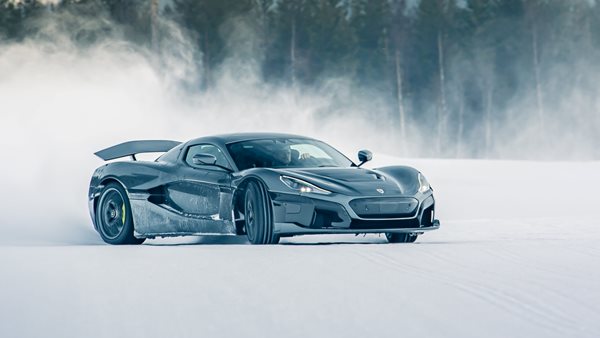 Το Rimac Nevera των 1.914 ίππων ντριφτάρει στο χιόνι