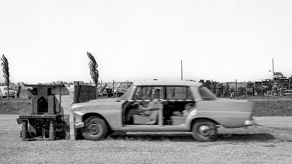 Τα μοντέλα της Mercedes πέφτουν σε τοίχους από το 1959