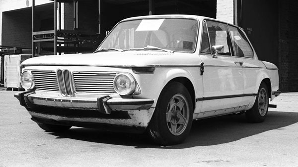 Η ιστορία της BMW 2002 που χρησιμοποιήθηκε ως καμουφλάζ της Porsche 924