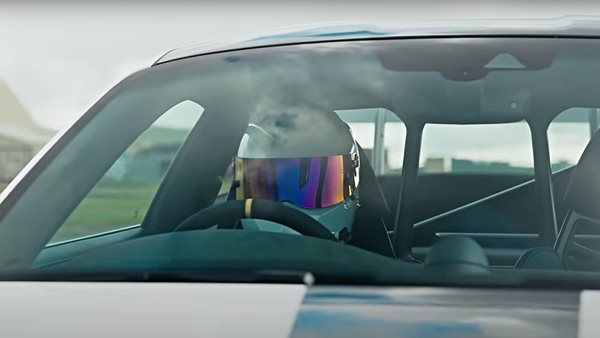 Ο Stig οδηγεί την Porsche 911 GT3 RS στην πίστα του Top Gear (video)