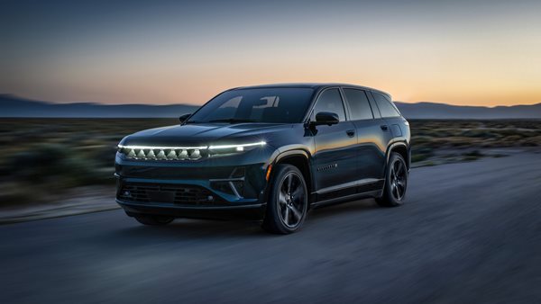 Video: Το Jeep Wagoneer S κερδίζει σε κόντρα το Tesla Model Y