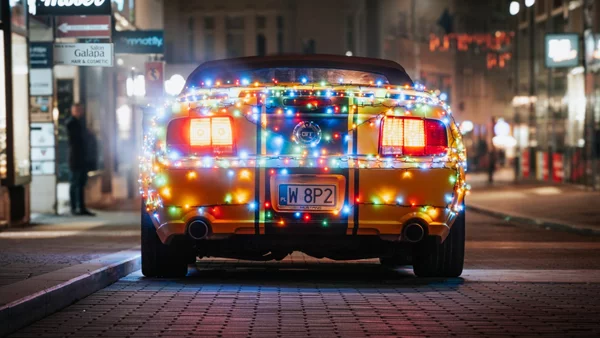 Χριστουγεννιάτικα λαμπάκια στο αυτοκίνητο: είναι παράνομα ή όχι στην Ελλάδα;