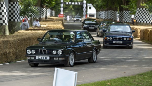 Επτά γενιές BMW M5 παρέλασαν στο Goodwood (εικόνες, video)