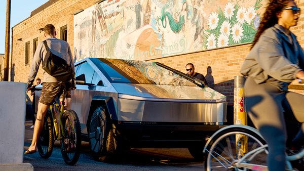 Οι διάσημοι επιλέγουν Tesla Cybertruck: Από Lady Gaga μέχρι τον Pharrell Williams