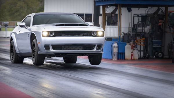 Θέλεις ηλιοροφή στο Dodge Challenger Demon; Θα την πληρώσεις ακριβά.