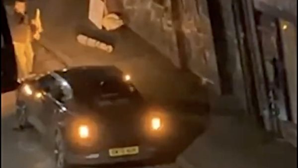 Διαδηλωτής με στόχο τον Musk μπέρδεψε Polestar με Tesla (video)