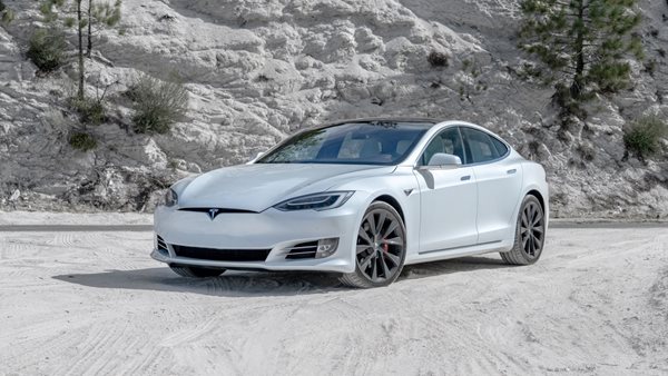 Στο μικροσκόπιο οι ηλεκτρικές χειρολαβές της Tesla μετά από θανατηφόρο τροχαίο