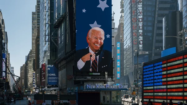 Ο Μπάιντεν μαλώνει τον Elon Musk και επαινεί Ford και Stellantis