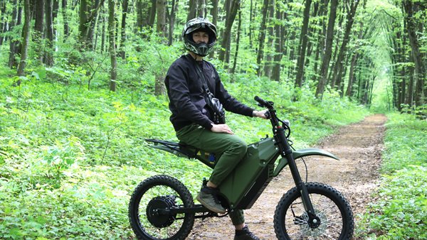 Ουκρανία: Με ηλεκτρικά σκούτερ οι ελεύθεροι σκοπευτές