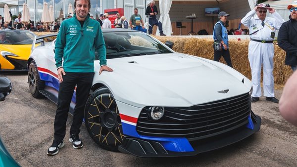 Fernando Alonso θα είσαι ο επόμενος James Bond; Ο μεγάλος πιλότος F1 μας μιλάει για την υπέροχη Aston Martin Valiant και όχι μόνο