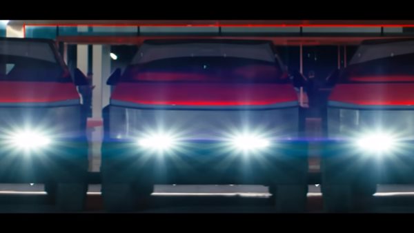 Δείτε 5 Tesla Cybertruck να δίνουν ένα μοναδικό light show