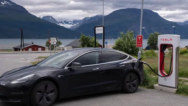 Ποια χώρα έκλεισε το 2025 σχεδόν χωρίς πωλήσεις θερμικών αυτοκινήτων