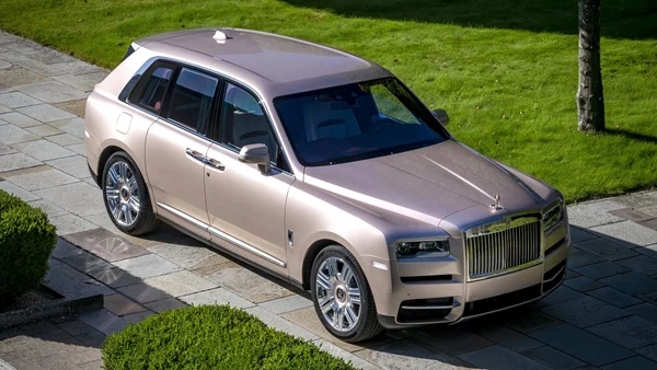 Rolls-Royce Cullinan Pearl: 30 φορές ροζ για να πετύχει η πέρλα