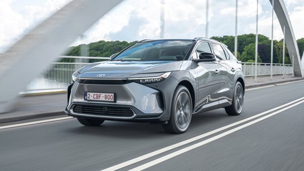 Το ξανασκέφτεται η Toyota για τα ηλεκτρικά αυτοκίνητα