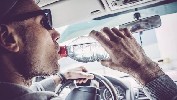 Γιατί ο αφυδατωμένος οδηγός κάνει ίδια λάθη με τον μεθυσμένο οδηγό και τον χρήστη ναρκωτικών