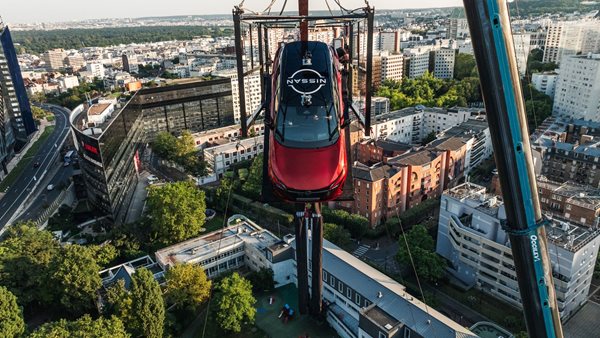 Nissan Qashqai κάνει bungee jumping και σπάει ρεκόρ Guinness (video)