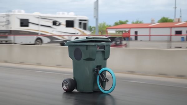 Κάποιος έσπασε ρεκόρ ταχύτητας με κάδο σκουπιδιών (video)