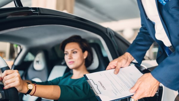 Αποζημίωση μαμούθ σε απολυμένο πωλητή αυτοκινήτων