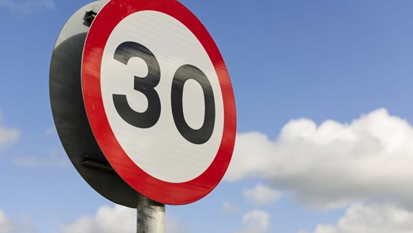Όριο ταχύτητας 30χλμ./ώρα: Τελικά είναι εκνευριστικό ή σωτήριο;