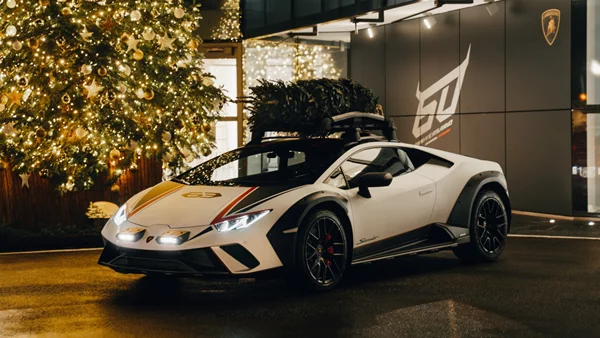 Με αυτό το συγκινητικό video εύχεται "καλές γιορτές" η Lamborghini