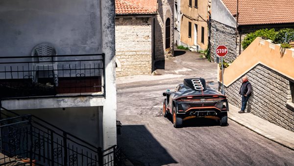 Audi RS Q e-tron: "Παππού για Dakar καλά πάω;"