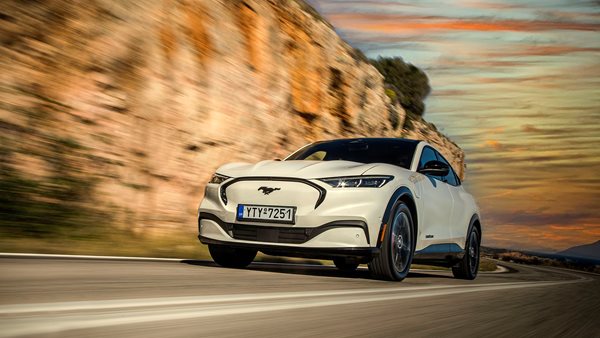 Μπορείς να δεις 2 ώρες ταινία με την Mustang Mach-E και ambient μουσική