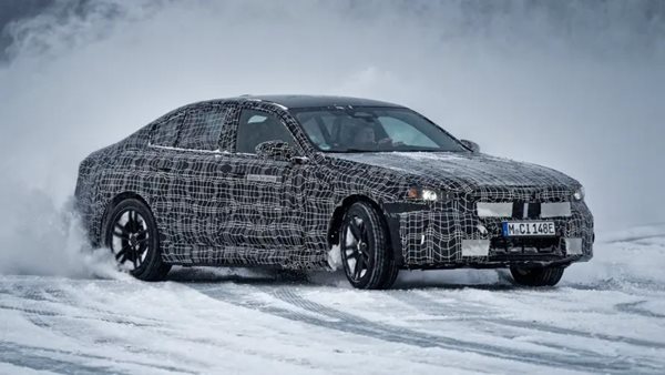 Δείτε τη νέα ηλεκτρική BMW i5 να κάνει drift σε παγωμένη λίμνη