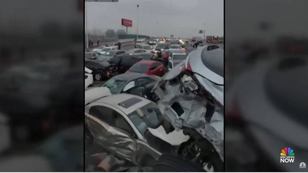 Απίστευτη καραμπόλα: Δείτε πόσα αυτοκίνητα καταστράφηκαν (video)