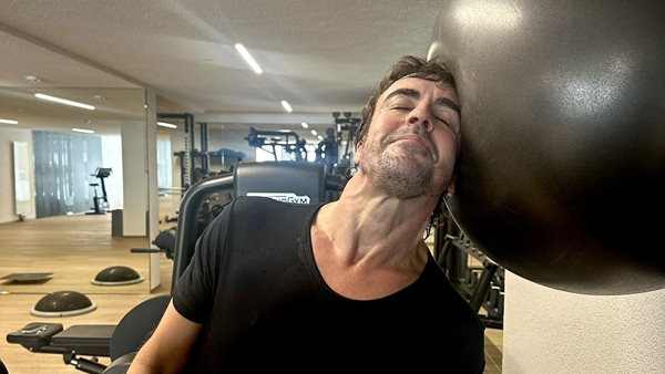 Ο 43χρονος Fernando Alonso γίνεται viral για τον λαιμό του