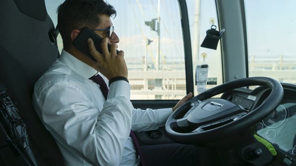 Οδηγός ΚΤΕΛ έστριβε τσιγάρο και κοιτούσε το κινητό ενώ οδηγούσε (Video)