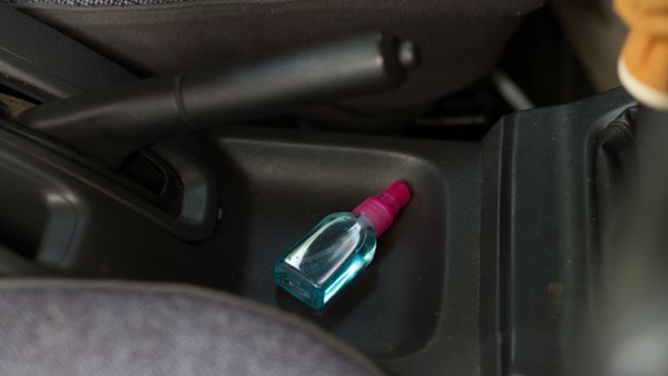 Καύσωνας: Τι να μην αφήνετε ποτέ μέσα στο αυτοκίνητο