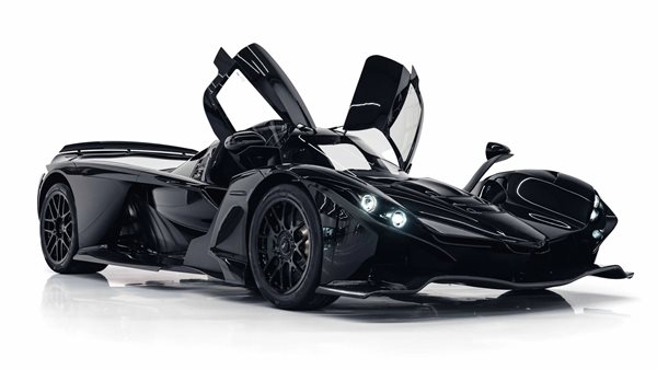 H Praga επιστρέφει με το hypercar Bohema- ο Romain Grosjean παρέδωσε το πρώτο (εικόνες)