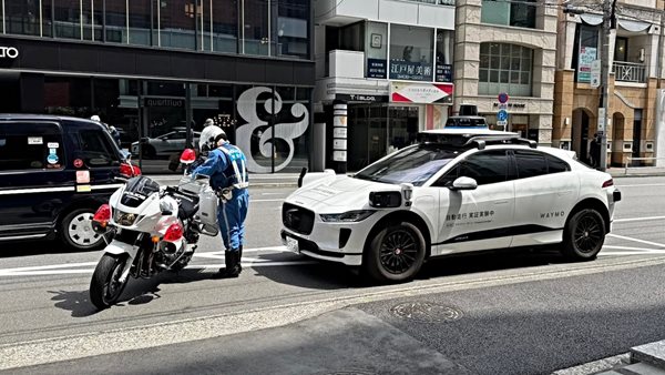 Τροχονόμος σταματά robotaxi της Waymo και γίνεται viral-τί συνέβη